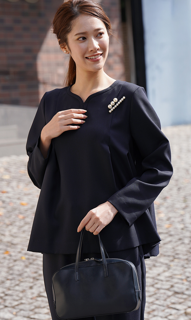 大粒のパールが目を惹き、装いに華やかさをプラス “スリーパール