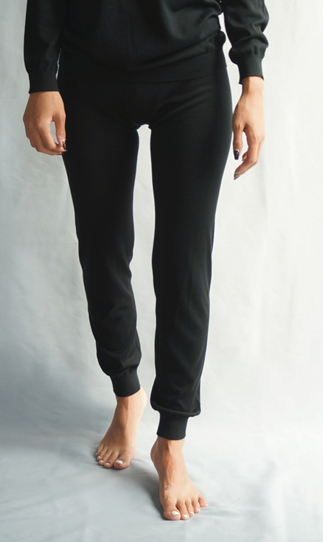 シルク100%のニットパンツ“シルクニットパンツ”が登場。