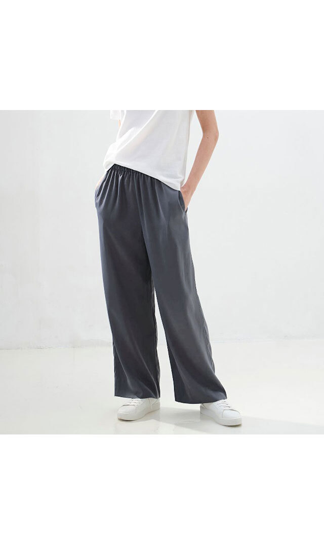 WRAYから控えめな光沢感でデイリーに使いやすいマットサテン生地  