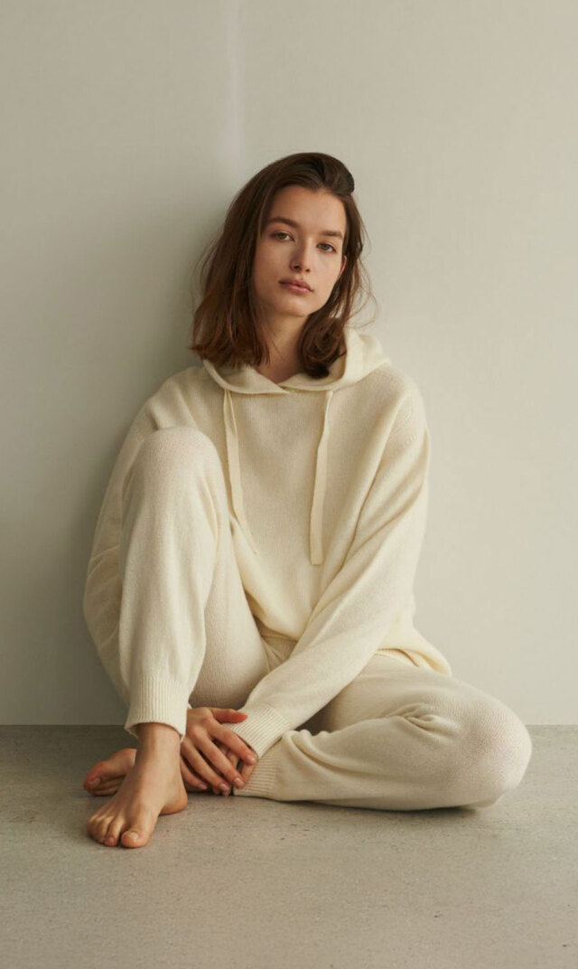 上質なウールとカシミヤのやわらかさに、シルクのなめらかさを加えた