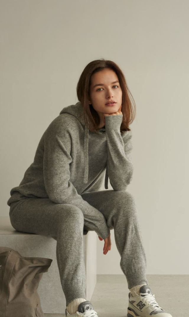 上質なウールとカシミヤのやわらかさに、シルクのなめらかさを加えた