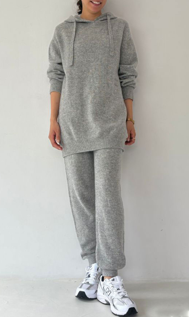 上質なウールとカシミヤのやわらかさに、シルクのなめらかさを加えた