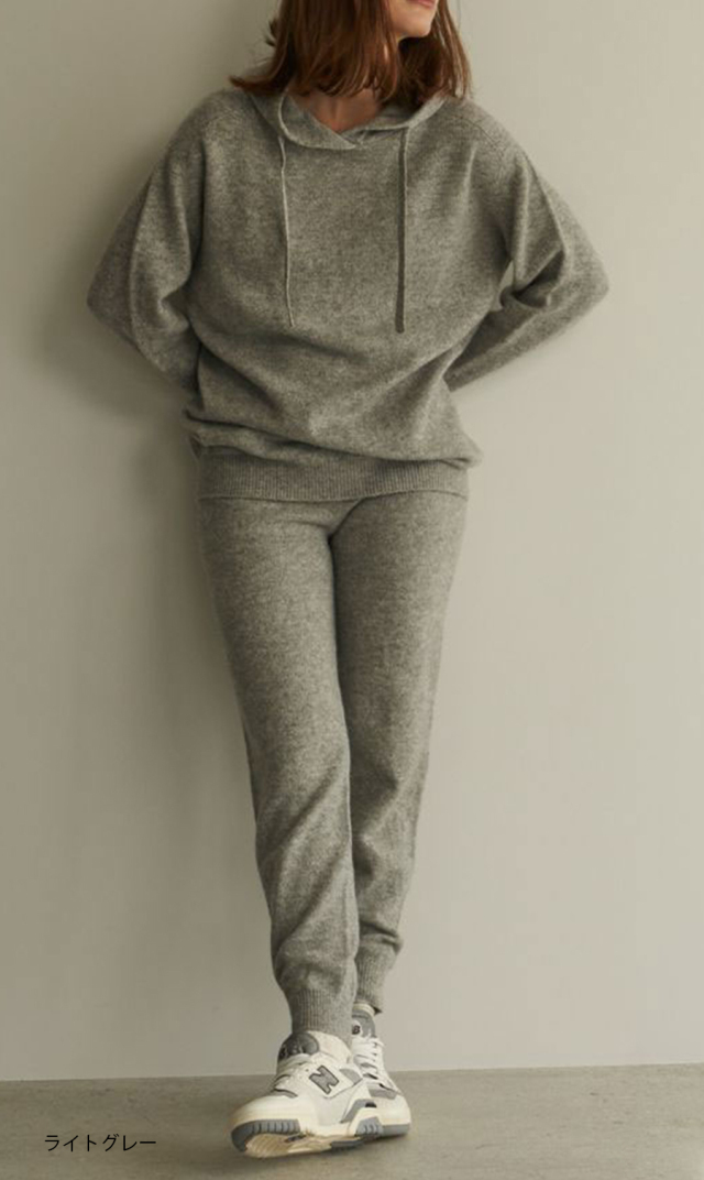 上質なウールとカシミヤのやわらかさに、シルクのなめらかさを加えた