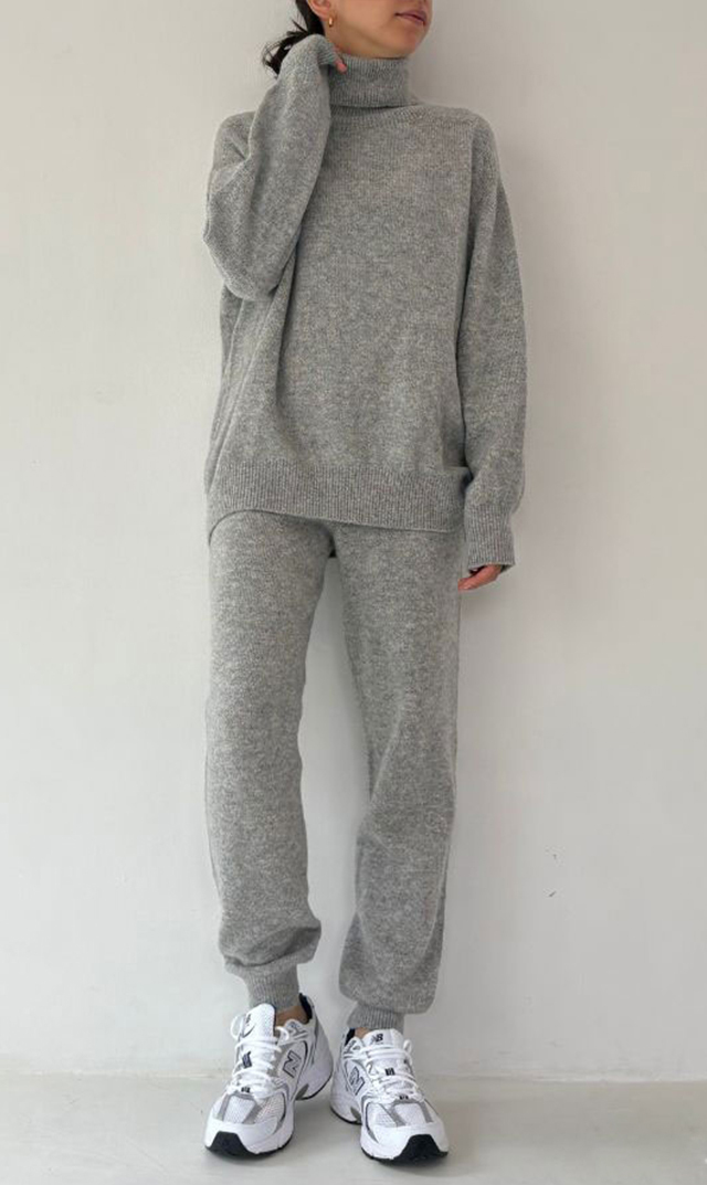 上質なウールとカシミヤのやわらかさに、シルクのなめらかさを加えた