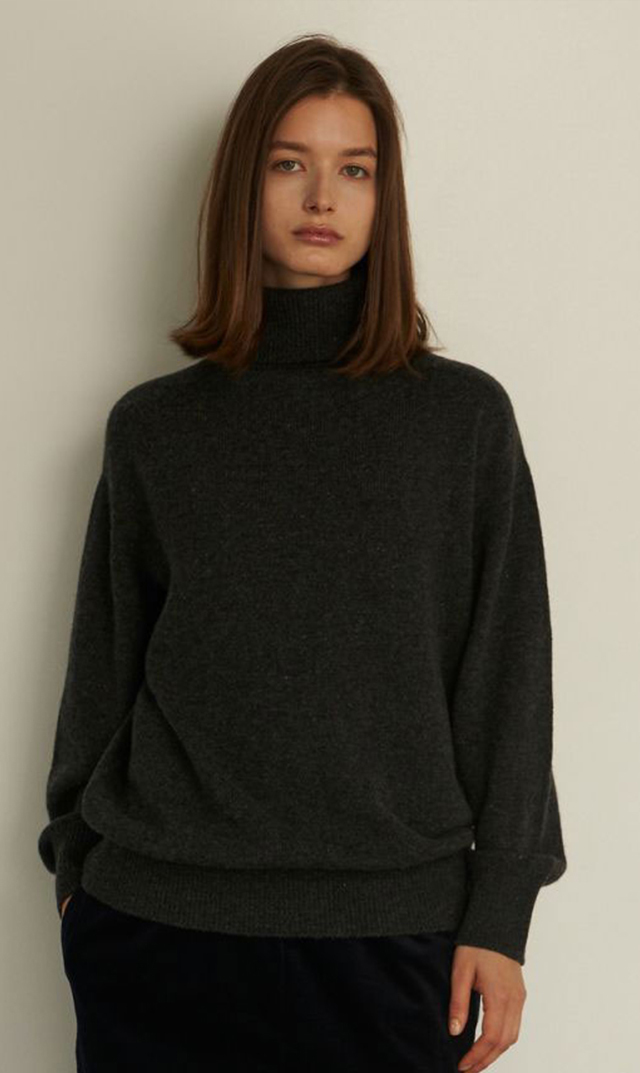 上質なウールとカシミヤのやわらかさに、シルクのなめらかさを加えた