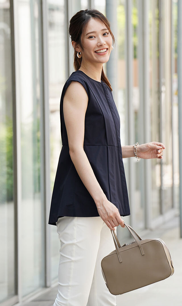 シンプルながらさりげない女性らしさが魅力の“VIRINA別注スクエア