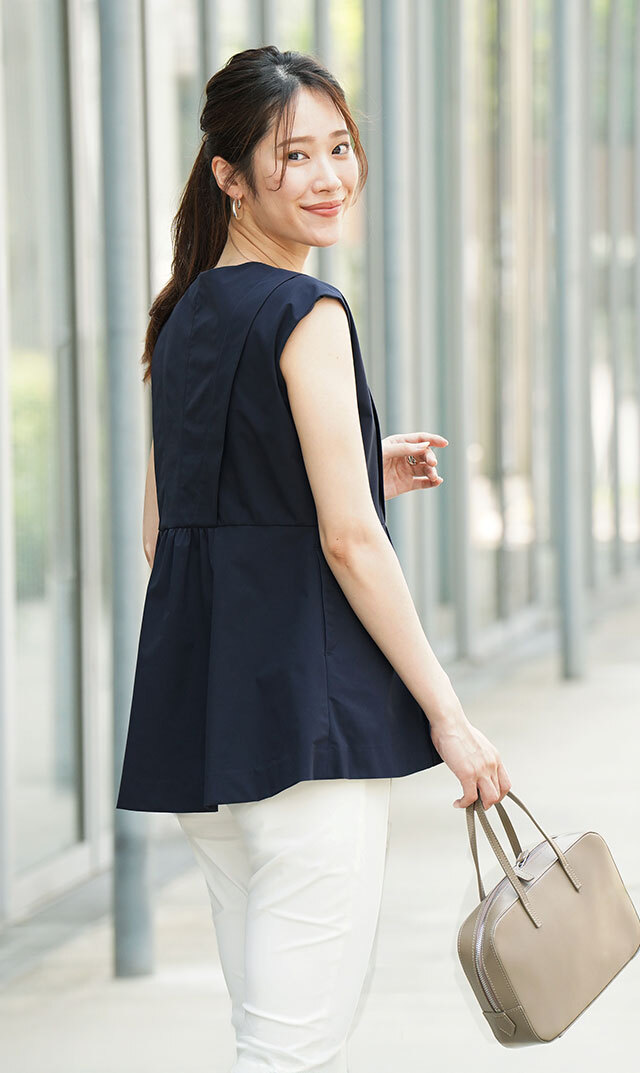 シンプルながらさりげない女性らしさが魅力の“VIRINA別注スクエア