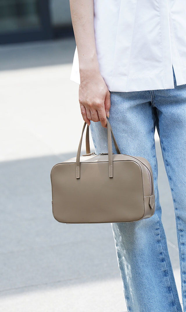 シンプルながらさりげない女性らしさが魅力の“VIRINA別注スクエア