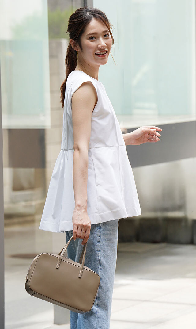 シンプルながらさりげない女性らしさが魅力の“VIRINA別注スクエア