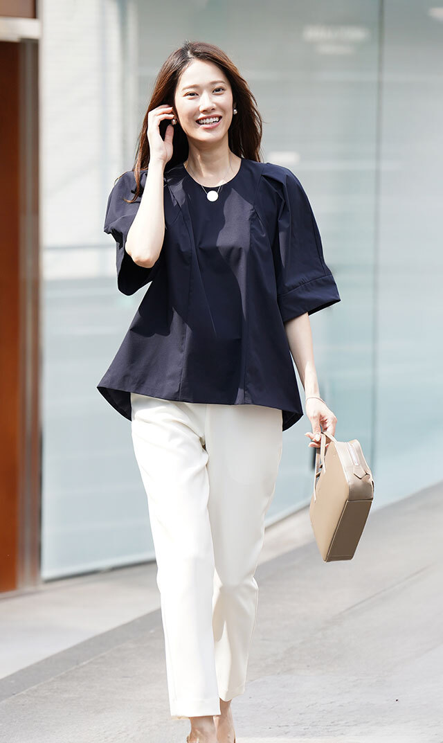 シンプルながらさりげない女性らしさが魅力の“VIRINA別注スクエア