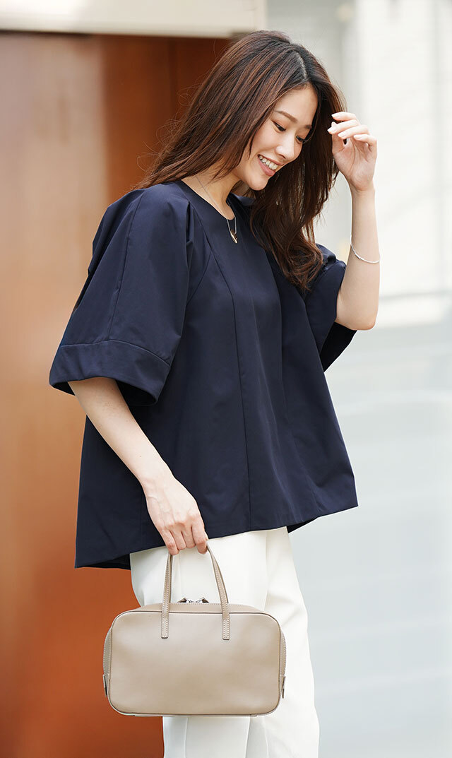 シンプルながらさりげない女性らしさが魅力の“VIRINA別注スクエア