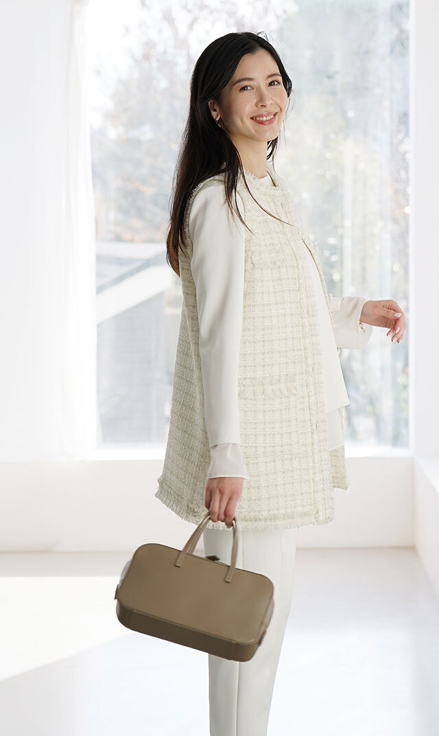 シンプルながらさりげない女性らしさが魅力の“VIRINA別注