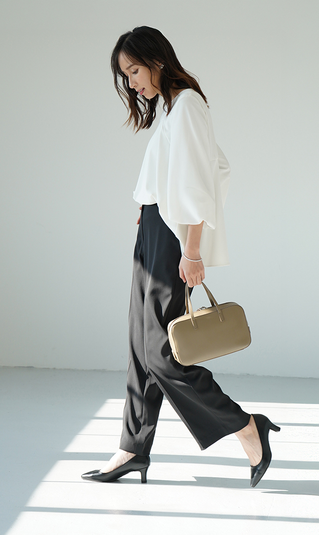 シンプルながらさりげない女性らしさが魅力の“VIRINA別注スクエア