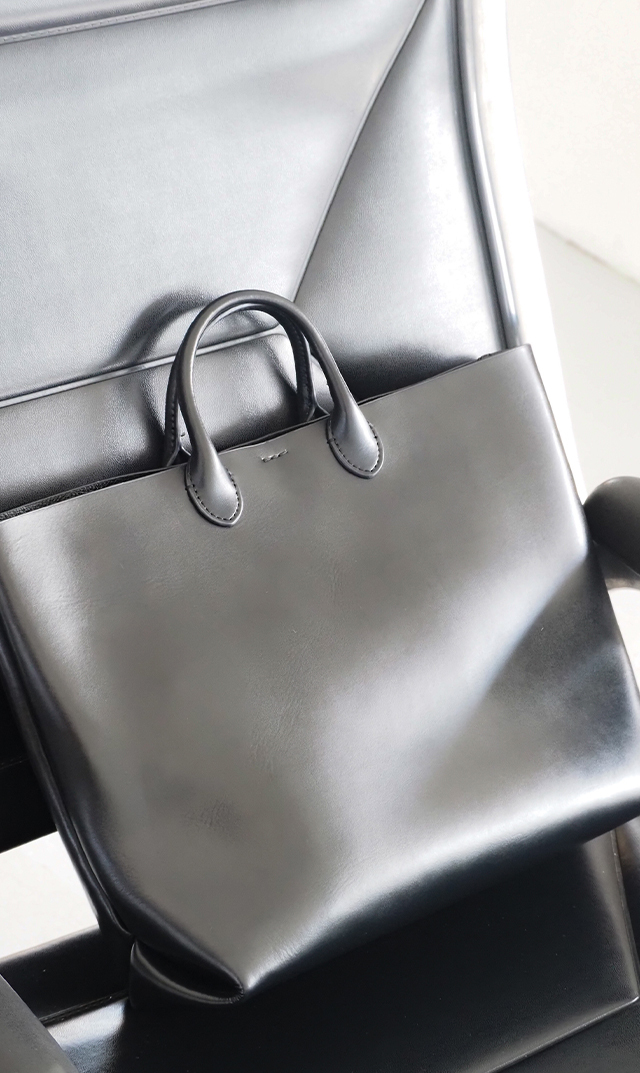 A4サイズがしっかりと入る、スタイリッシュなヤーキスクエアトートバッグ!