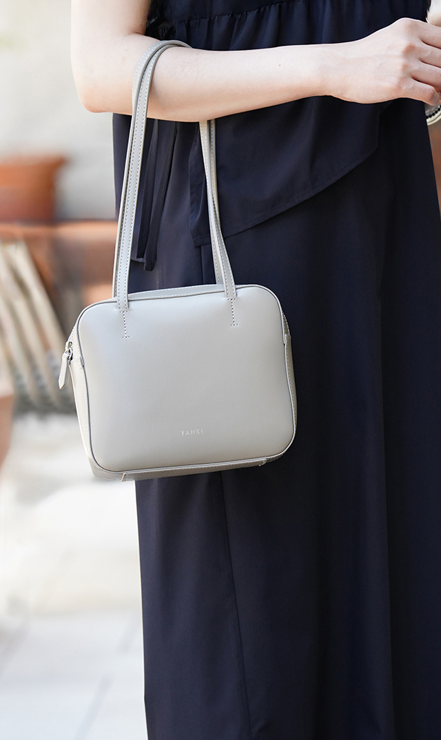 YAHKI スクエアショルダーバッグ ヤーキから、W FACEレザーのスクエアフォルムショルダーバッグが