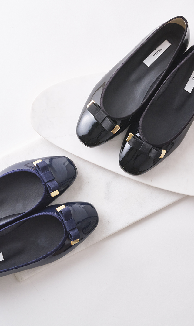 【ヴィリーナ】晴雨兼用アンナリボンスクエアバレエシューズ（エナメルネイビー）