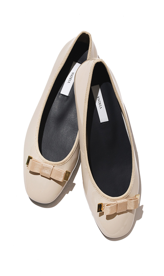 [在庫限り終了]【ヴィリーナ】晴雨兼用アンナリボンスクエアバレエシューズ（エナメルベージュ）