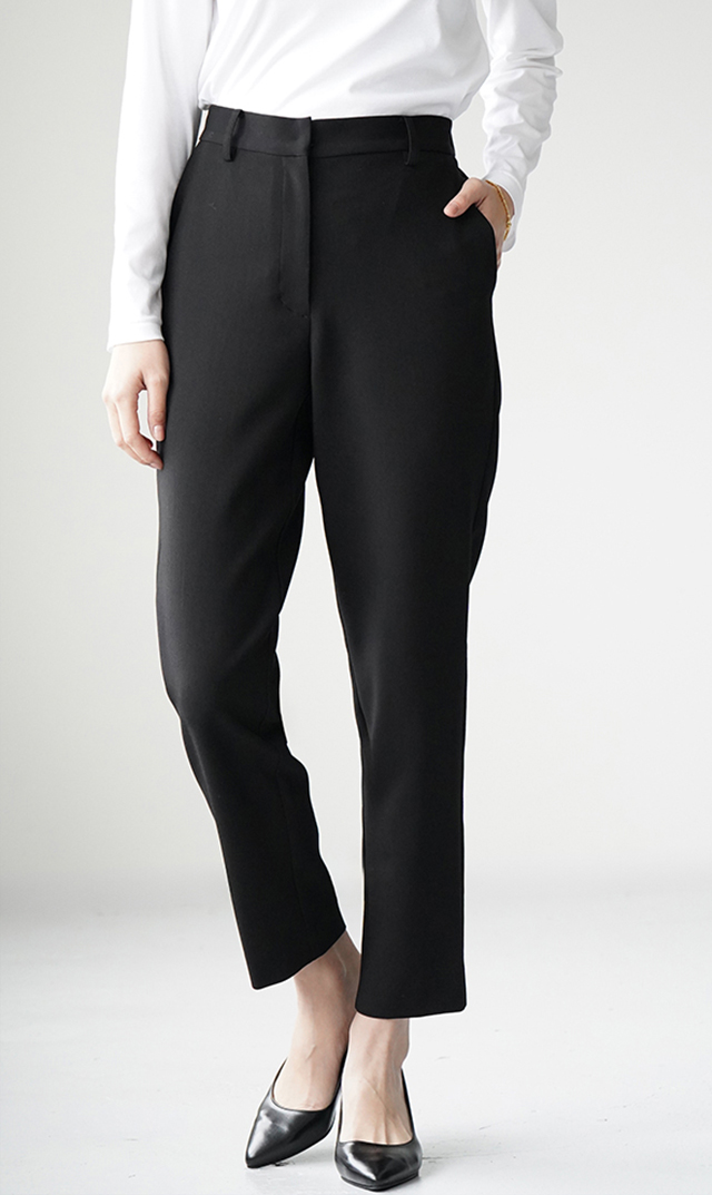 多機能素材テーパードパンツ黒