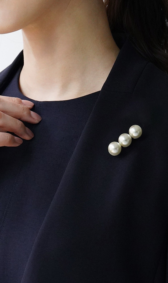 スリーパールブローチ（クロス付き）