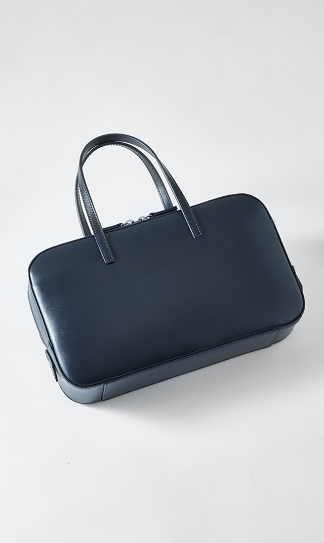 ※12月中旬再入荷予定【ヤーキ】VIRINA別注/ スクエアハンドバッグ（ネイビー）
