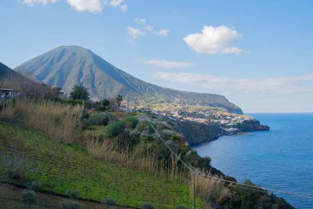 フェッサ・デッレ・フェルチ山とマルファの町
