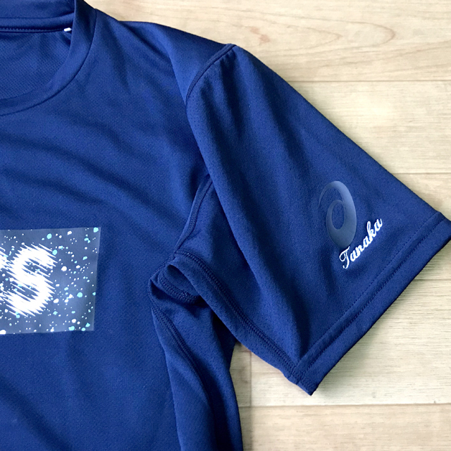 半袖Tシャツの左袖にお名前を刺繍できます(フルネーム不可) [TEE-NAME] ロゴ 作る 安い【名入れ】