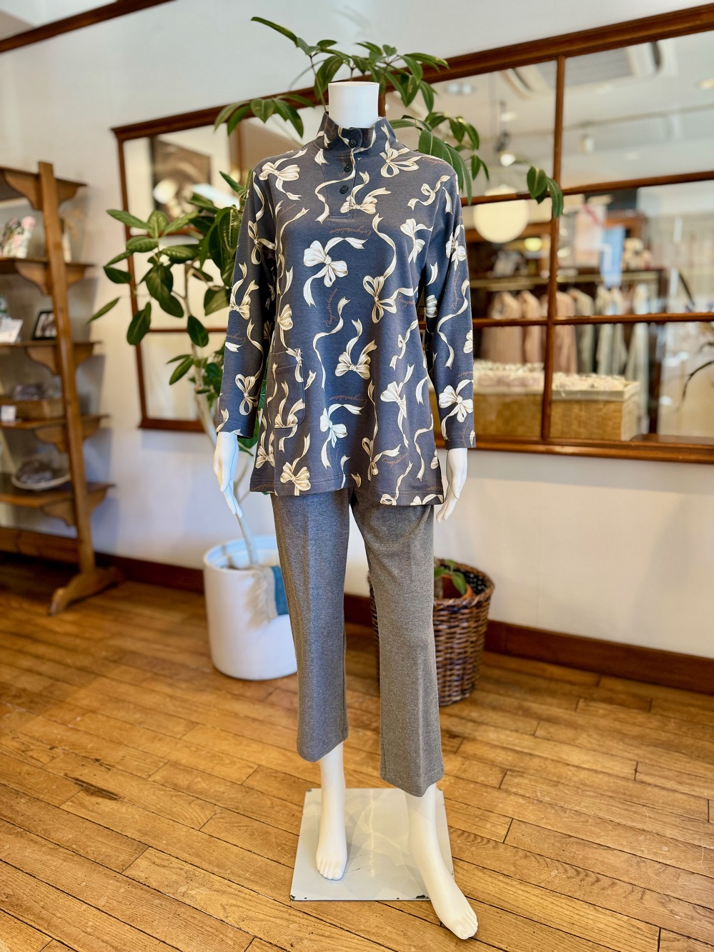 スムースリボン柄　半開ハイネック (S〜LLサイズ あります）