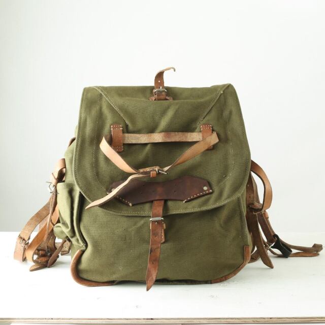訳あり品 実物 USED ルーマニア軍 VINTAGE マウンテン バックパック オリーブ レザーストラップ【00102】【T】【キャンペーン対象外】 ミリタリー