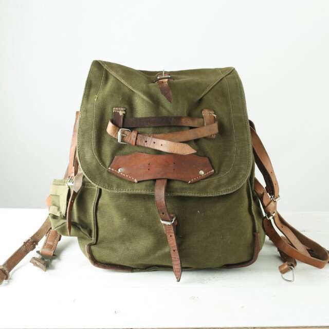 訳あり品 実物 USED ルーマニア軍 VINTAGE マウンテン バックパック オリーブ レザーストラップ【00103】【T】【キャンペーン対象外】 ミリタリー