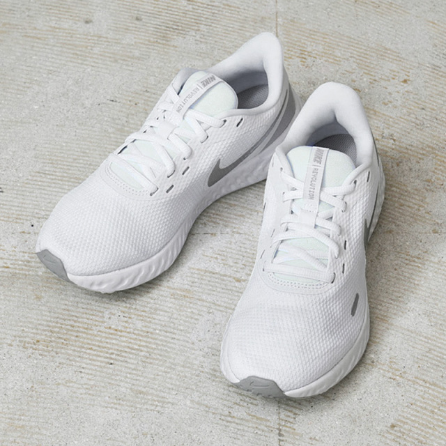 新品 NIKE ナイキ社製 スポーツシューズ レボリューション5