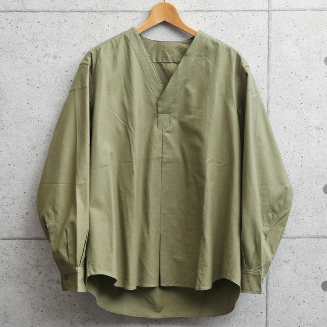 実物 新品 デッドストック ルーマニア軍 スリーピングシャツ Vネック オリーブ【キャンペーン対象外】 軍服 ミリタリーファッション 軍放出品【I】