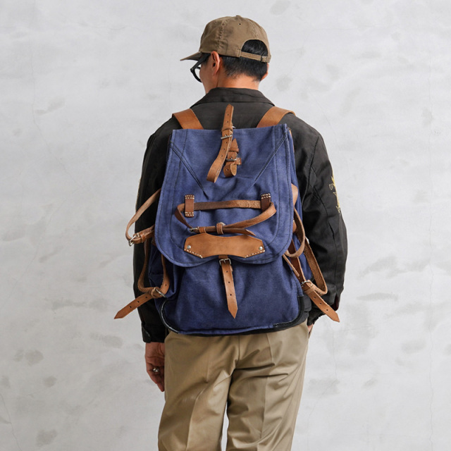 実物 新品 デッドストック ルーマニア軍 VINTAGE マウンテン バックパック ブルー レザーストラップ【キャンペーン対象外】【T】ミリタリーファッション 軍服