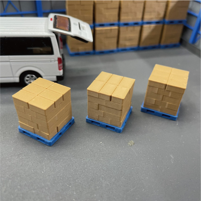 1/64スケールのダンボールパレットセットを異なる角度から撮影
