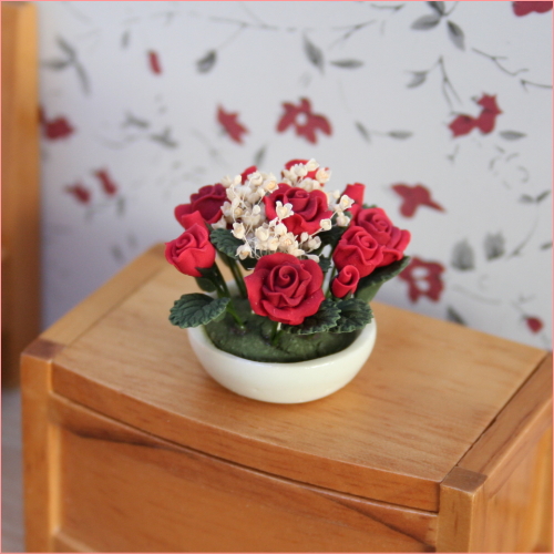 ドールハウス小物 レッドローズフラワーアレンジのミニチュア模型 バラの花