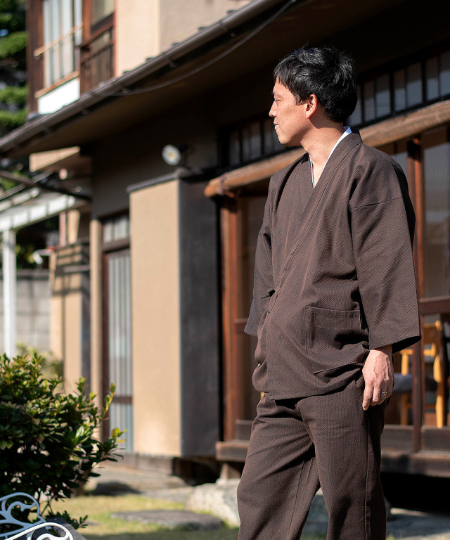 ゆったりサイズ　洋服感覚のカジュアル　小格子織り　手織り紬 小柄ドビー作務衣（こがらどびーさむえ） 濃茶 ＜綿・秋冬向き刺し子