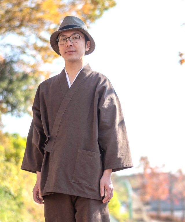 ふるさと納税 服 静岡県 牧之原市 061-1　 茶・Lサイズ 染め・織り・縫製　すべて地元遠州製　綿麻楊柳作務衣 茶・Lサイズ 061-2 【茶（細縞）・LLサイズ】染め・織り・縫製 すべて地元