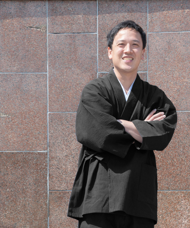 浴衣　夏着物　綿麻　近江縮風　新品未使用　躾付　居敷当付き　アイスコットン メンズ浴衣 夏着物 小さいサイズ 近江ちぢみ本麻 濃紺 160cm前後