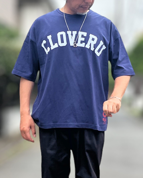 Cloveru (クローバル) Wide College Logo Tee