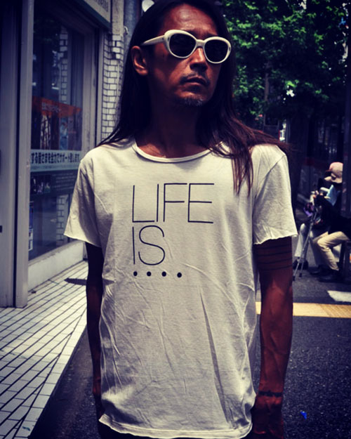 【50%OFF】LIFE IS ....（ライフイズ) ROUGH NECK TEE/ プリントT