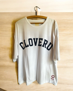 Cloveru (クローバル) Wide College Logo Tee