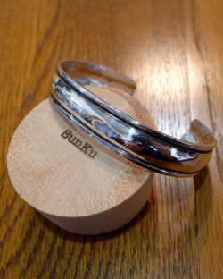 39 (SunKu/サンク) REPOUSSE WIDE BANGLE(S) 925 / ワイドバングル シルバー