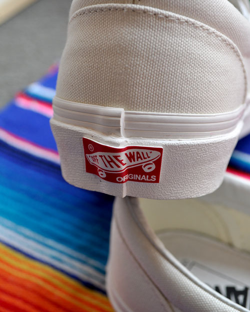 VANS（バンズ）イラストデザイン スリッポン ホワイト × ブルー VANS x FREE RAGE Hand Painting OG Classic Slip-On LX /バンズ