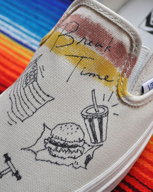 VANS（バンズ）イラストデザイン スリッポン ホワイト × ブルー バンズ スリッポン スニーカー メンズ レディース チェック