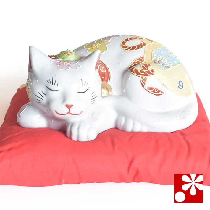 九谷焼 眠り猫 置物 福鈴 座布団付（全長 約17cm）（w9-1622）