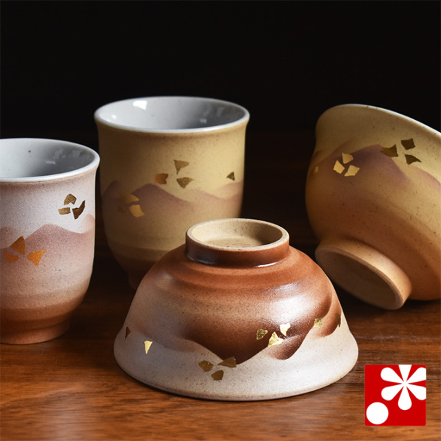 AO76 九谷焼 龍山 湯呑み2客 細字 金彩 色絵 青粒 共箱 夫婦茶碗 AO76 九谷焼 龍山 湯呑み2客 細字 金彩 色絵 青粒 共箱 夫婦茶碗