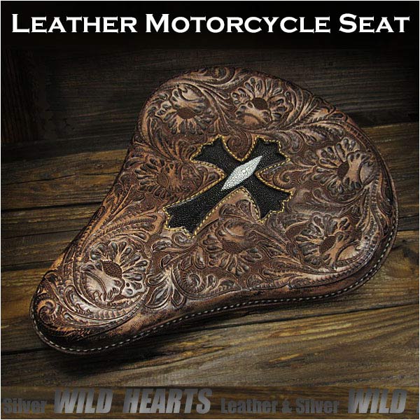 バイク　サドルシート　ソロシート　シングル　本革　カービング　サドルレザー Cross Carved Leather Single/Solo Saddle Seat Motorcycle  Harley-Davidson Stingray WILD HEARTS Leather&Silver (ID bc3572)