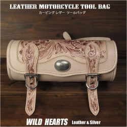 バイク用レザーツールバッグ 本革 フォークバッグ カービング ハーレー カスタム Hand Carved Leather Tool Bag Mini Saddle Bag Storage Tool Pouch for Motorcycle Harley-Davidson WILD HEARTS Leather&Silver (ID tb3949)