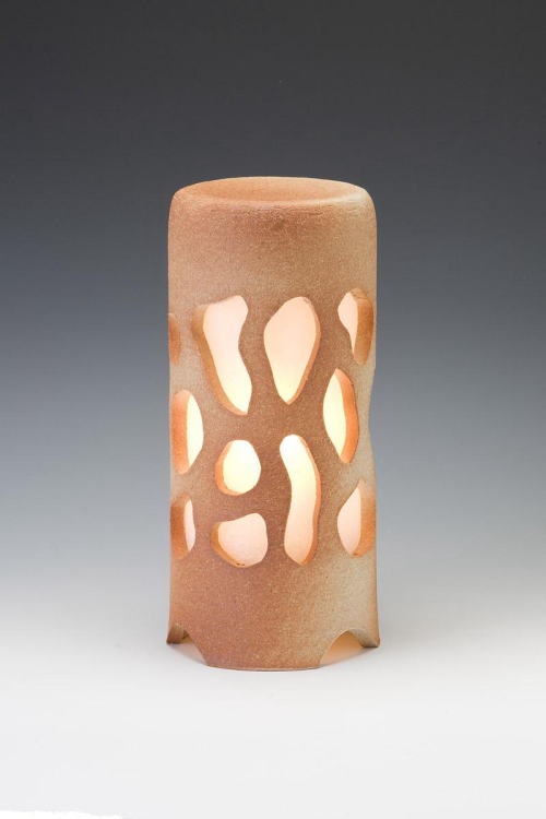 信楽焼ガーデンライト・忍のあかり（コーラル色）直径12.5cm×高さ29cm