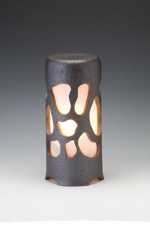 信楽焼ガーデンライト・忍のあかり（ブラック）直径12.5cm×高さ29cm