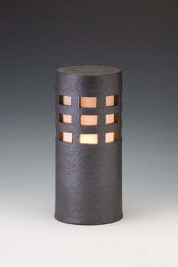 信楽焼ガーデンライト・千のあかり（ブラック）直径12.5cm×高さ29cm